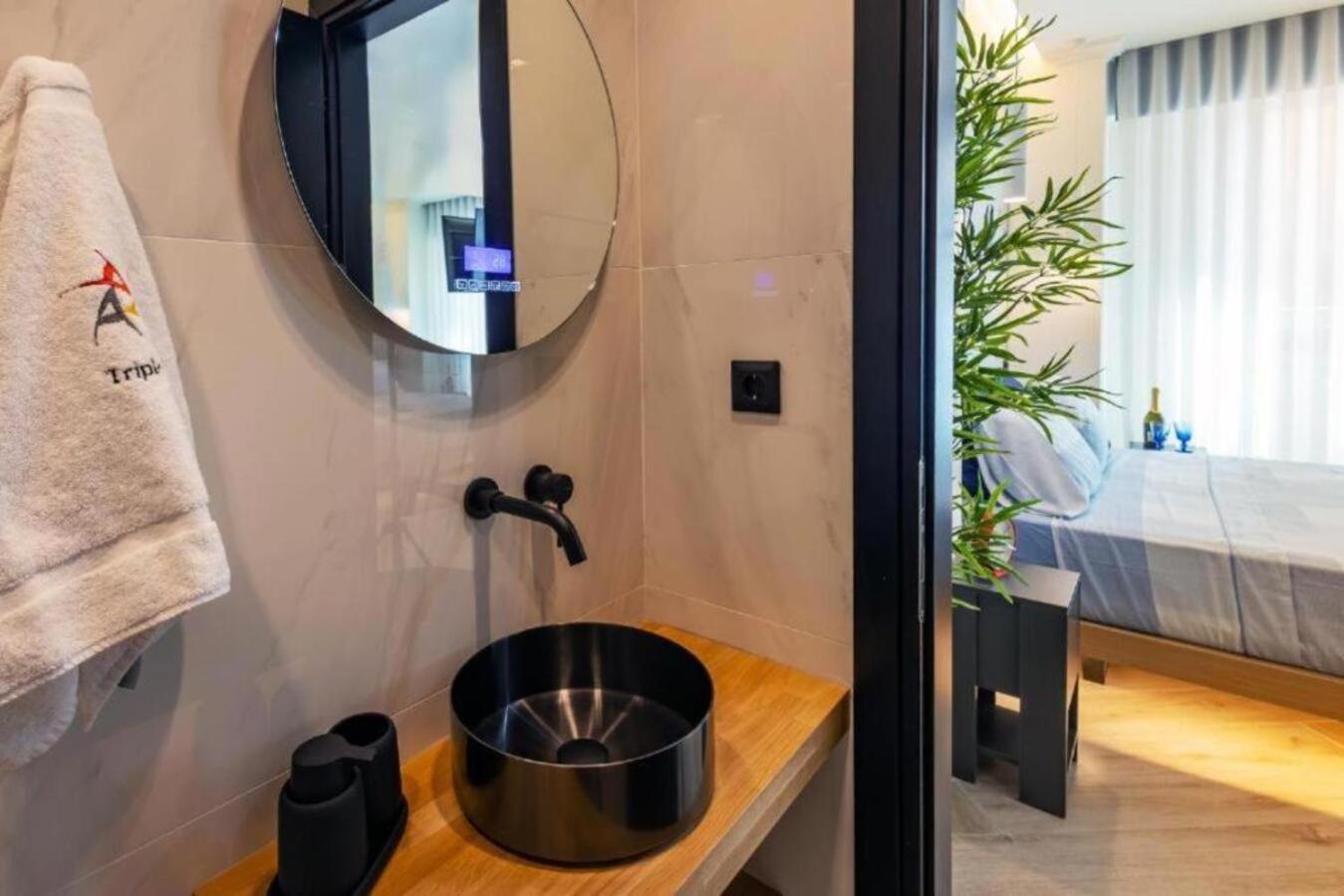 Aparthotel Triple A - Stylish Seven On The Pedestrian - Free Parking! Atenas Exterior foto